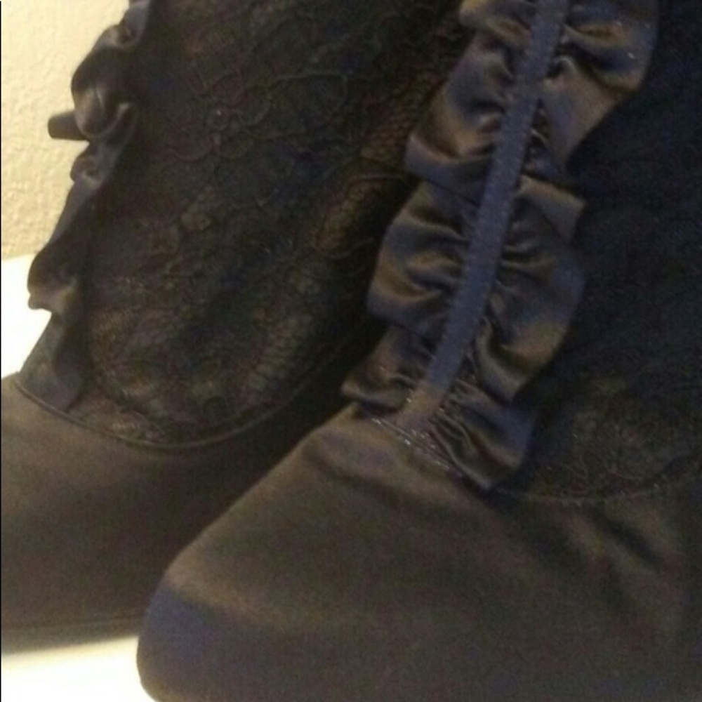 🎉Moda International Booties Stain with Ruffles - Picture 3 of 7